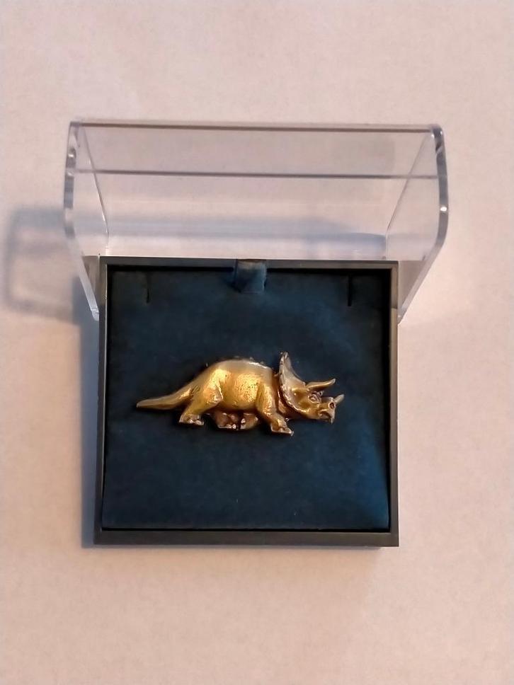 Triceratops Dino Dinosaurus pin goudkleurig, Verzamelen, Speldjes, Pins en Buttons, Zo goed als nieuw, Ophalen of Verzenden