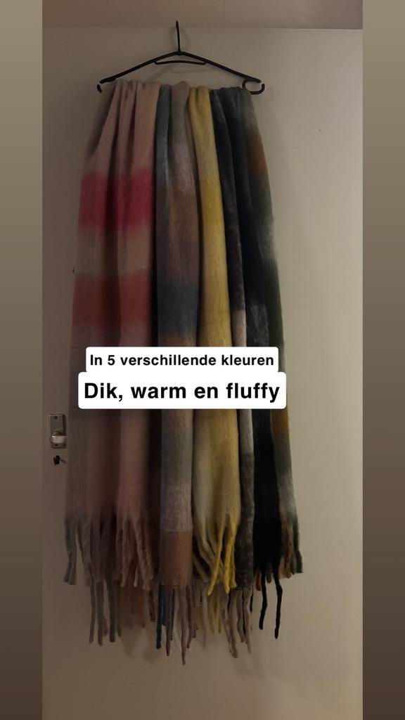 Partij sjaals 45 stuks, Diversen, Rommelmarktspullen, Nieuw, Ophalen of Verzenden