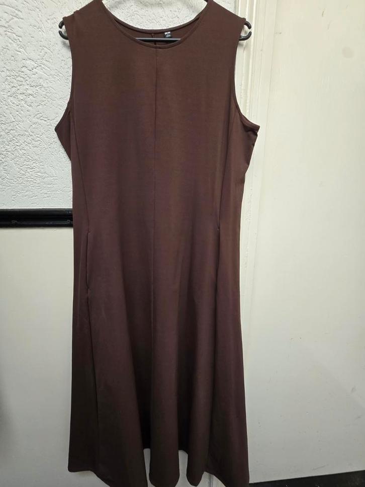Uniqlo Bruine Jurk Maat L, Kleding | Dames, Jurken, Zo goed als nieuw, Maat 42/44 (L), Bruin, Onder de knie, Ophalen of Verzenden