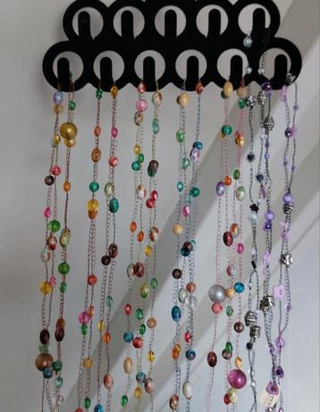 Ketting met kralen beschikbaar voor biedingen