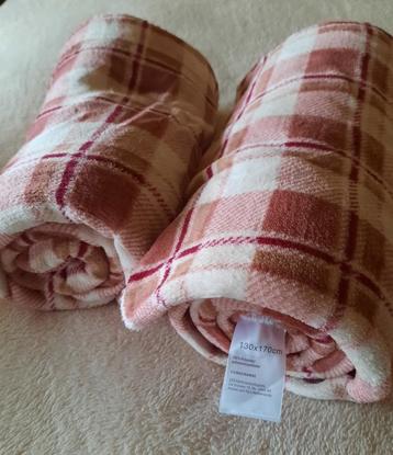 voor het dekentjes-seizoen: twee NIEUWE fleeceplaids beschikbaar voor biedingen