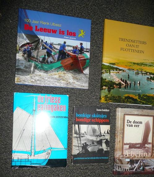 50 x RONDE EN PLATBODEM JACHTEN SCHEPEN: Niet los te koop., Verzamelen, Scheepvaart, Zo goed als nieuw, Boek of Tijdschrift, Zeilboot