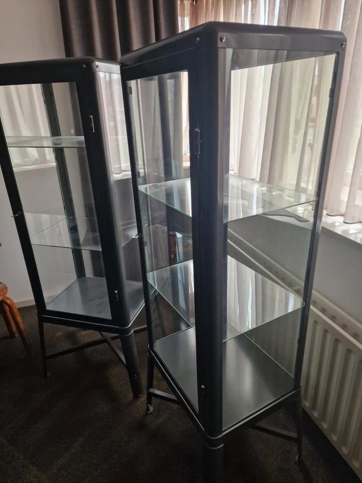 2x Ikea Fabrikor Vitrinekasten Grijs, prijs pst, Huis en Inrichting, Kasten | Vitrinekasten, Gebruikt, 150 tot 200 cm, 50 tot 100 cm