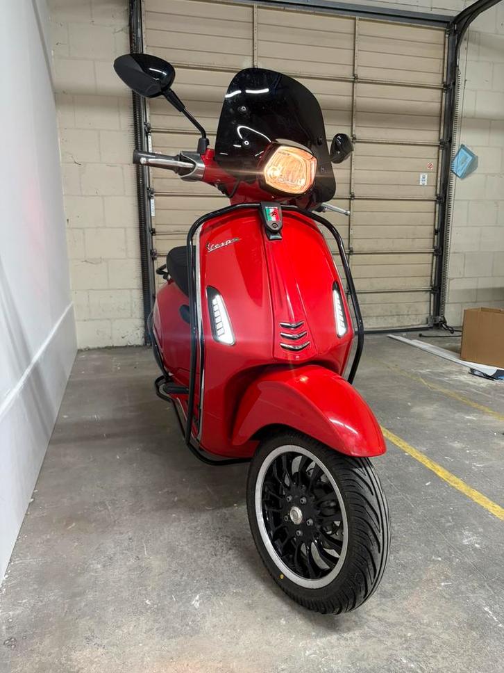 Vespa sprint e4 2018, Fietsen en Brommers, Snorfietsen en Snorscooters, Zo goed als nieuw, Vespa, Benzine, Ophalen