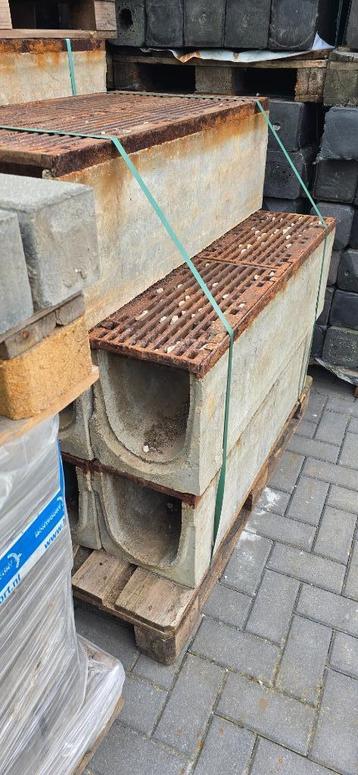 23 x Betongoot met stalen rooster beschikbaar voor biedingen