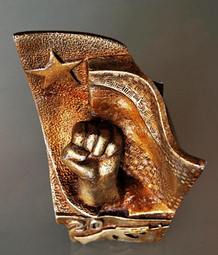 Propaganda Militair Warschaupact Vuist Vlag en Machinegeweer, Antiek en Kunst, Curiosa en Brocante, Ophalen of Verzenden