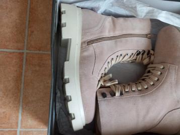 Dames schoenen beschikbaar voor biedingen