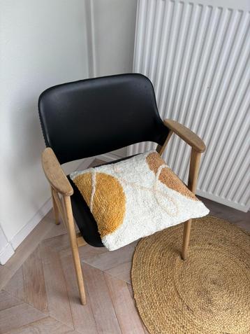 Retro stoel (hout / zwart leer) beschikbaar voor biedingen