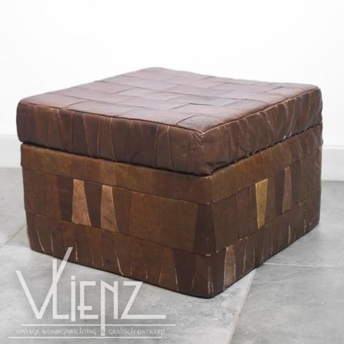 Vintage, retro vierkante poef, lapjespoef, opbergkist leer, Verzamelen, Retro, Huis en Inrichting, Ophalen