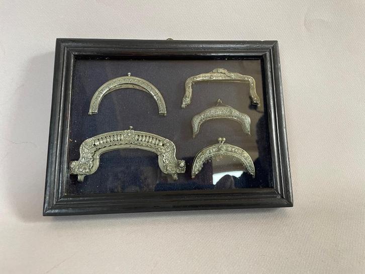 Antiek lijstje met 5 antieke tassen- en beursbeugeltje, Antiek en Kunst, Curiosa en Brocante, Ophalen of Verzenden