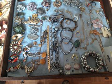 Groot lot van ca 150 stuks, sieraden beschikbaar voor biedingen