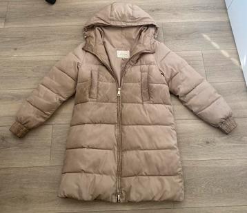 Beige winterjas beschikbaar voor biedingen
