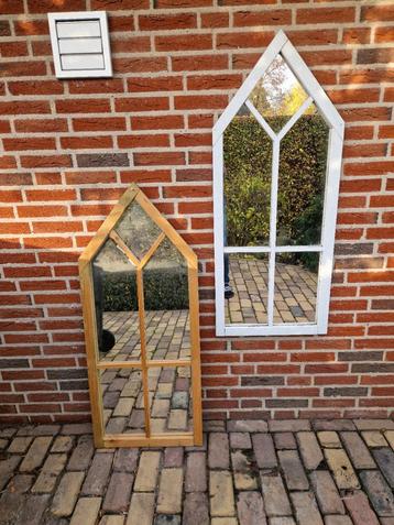 Twee decoratieve spiegels in raamstijl beschikbaar voor biedingen