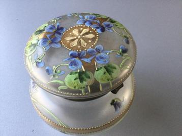 Prachtig beschilderd antiek glazen dekseldoosje beschikbaar voor biedingen