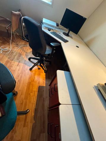 Bureau met verrijdbare rode ladekasten