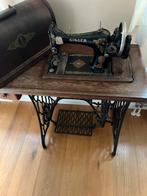 Ouderwets singer naaimachine op traptafel, Ophalen