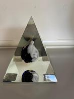 Glazen piramide met abstracte figuren, Ophalen of Verzenden, Zo goed als nieuw