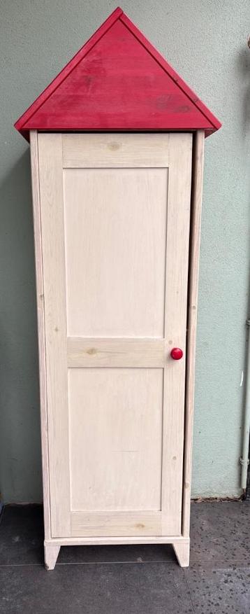 BOEKENKAST / KLEDINGKAST MET ROOD DAK 