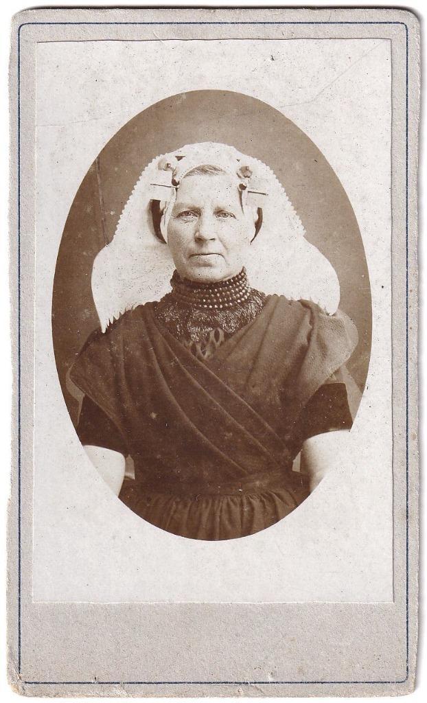 CDV - Vrouw Klederdracht Zeeland ? Schouwen ?, Verzamelen, Foto's en Prenten, Gebruikt, Foto, Klederdracht, Voor 1940, Ophalen of Verzenden