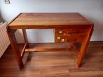 Een houten bureau met twee lades in goede conditie, Gebruikt, Ophalen, Bureau