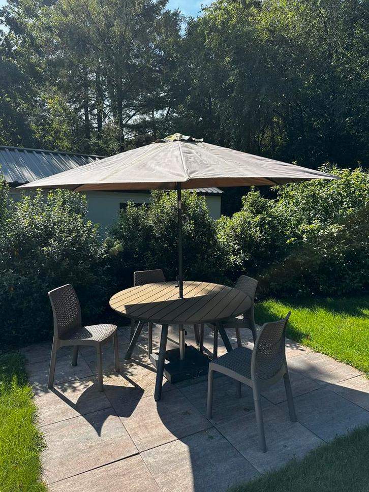Tuinset met tafel, parasol en 4 stoelen, Tuin en Terras, Tuinsets en Loungesets, Gebruikt, Tuinset, Kunststof, 4 zitplaatsen, Ophalen