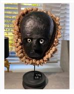 Korting: Stenen Masker 34 cm schelpen omringt op voet 45 cm, Antiek en Kunst, Curiosa en Brocante, Ophalen of Verzenden