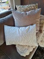 Claudi kussens zilverkleurige draad erin, Ophalen of Verzenden, Zo goed als nieuw, Grijs, Vierkant