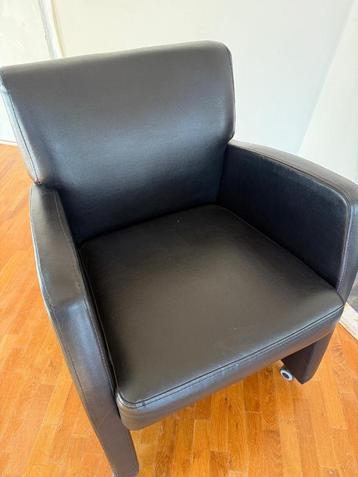 Twee zwarte sky fauteuils beschikbaar voor biedingen