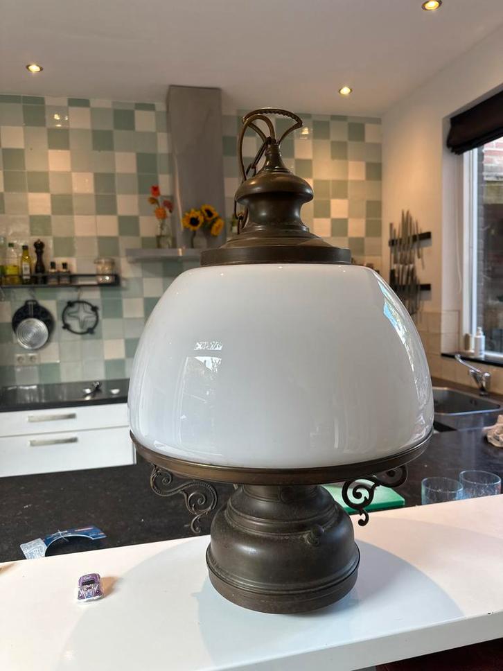 Antieke Lamp met Witte Kap en Bronzen Voet - Prachtig Design, Antiek en Kunst, Antiek | Lampen, Ophalen