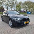 BMW 1-Serie 116i 136PK 5D Aut. 2014 Zwart, 65 €/maand, 4 cilinders, Xenon verlichting, Zwart