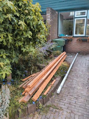 Partij onbewerkte en ontspijkerde houten balken | gratis beschikbaar voor biedingen