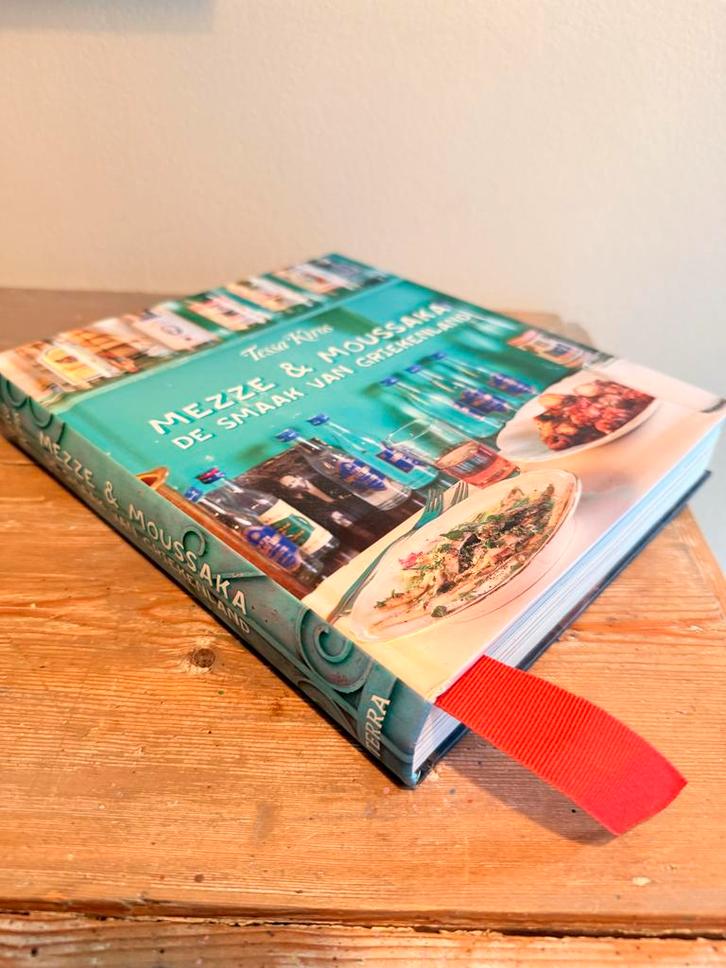 Mezze & Mousaka - Griekse Smaken, Boeken, Kookboeken, Zo goed als nieuw, Voorgerechten en Soepen, Europa, Vegetarisch, Ophalen