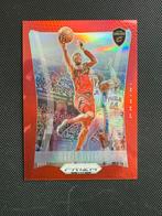 2023-24 Panini Prizm Deca Red Caris LeVert /199, Verzamelen, Ophalen of Verzenden, Zo goed als nieuw, Buitenlandse clubs, Poster, Plaatje of Sticker