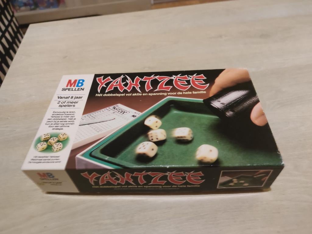 Yahtzee MB Spellen - Klassiek dobbelspel, MB Spellen, Hogehilweg 4, 1101 CD Amsterdam, Ophalen of Verzenden, Zo goed als nieuw