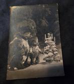 Vader Egel kijkt naar kerstboom in de sneeuw met kindjes, Verzenden, Gelopen, Kinderen