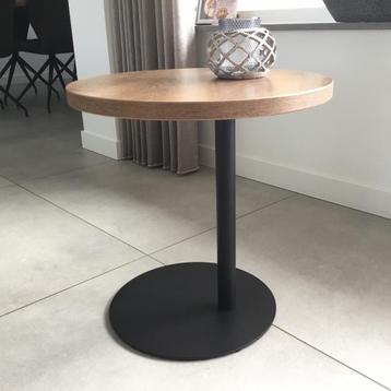 Moderne bijzet / salontafel beschikbaar voor biedingen