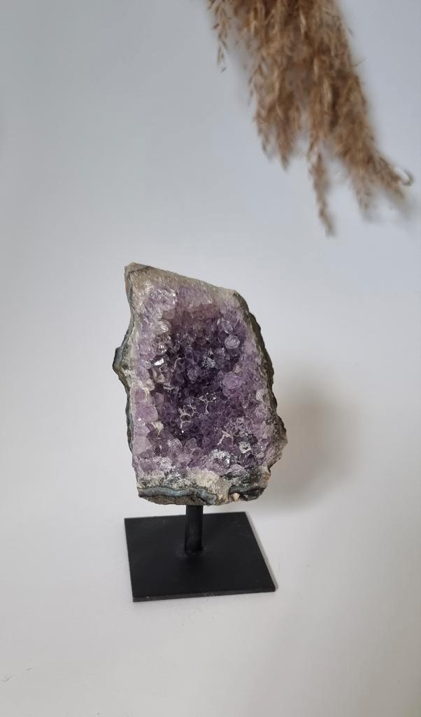 Amethist op standaard 4, Verzamelen, Mineralen en Fossielen, Mineraal, Ophalen of Verzenden