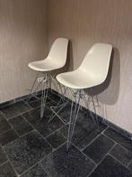 2 barstoelen Eames replica mat wit, Huis en Inrichting, Kunststof, 60 tot 90 cm, Ophalen of Verzenden, Zo goed als nieuw