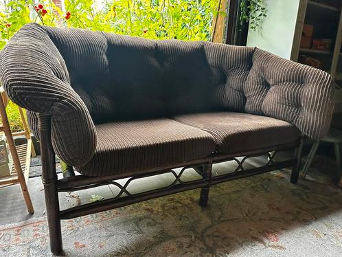 Manou rotan bank bruine corduroy jaren 70 vintage, Huis en Inrichting, Banken | Bankstellen, Zo goed als nieuw, Tweepersoons, Ophalen