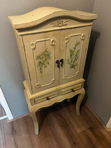 Charmant vintage kastje met olijventak-decoratie beschikbaar voor biedingen