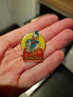 Donald Duck Pin 1997 - 'Ik Lees Donald Duck', Verzamelen, Speldjes, Pins en Buttons, Ophalen of Verzenden, Zo goed als nieuw, Figuurtje