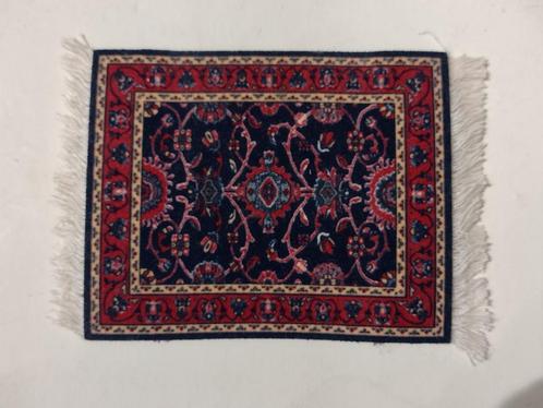perzisch vloerkleedje / tapijt 13 x 9 cm bordeaux d. blauw *, Verzamelen, Poppenhuizen en Toebehoren, Nieuw, Textiel, Ophalen