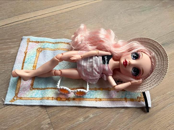 Rainbow High Bella Parker Pacific Coast, Kinderen en Baby's, Speelgoed | Poppen, Zo goed als nieuw, Overige typen, Ophalen of Verzenden