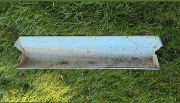 Partij gebruikte autieke voerbakken. beschikbaar voor biedingen