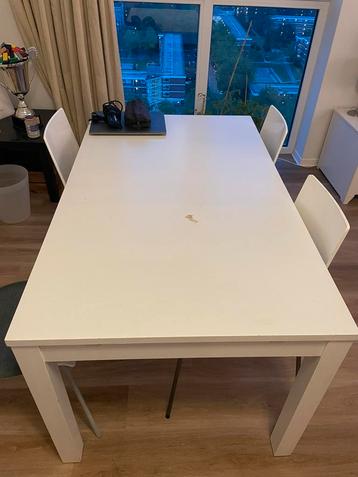 Witte eettafel met 4 stoelen - uitschuibaar – 140x84x74 cm beschikbaar voor biedingen