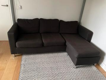 Zwarte hoekbank beschikbaar voor biedingen