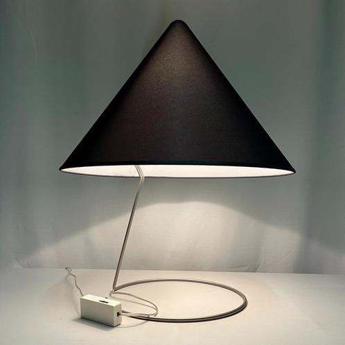 Jaren 60 70 vintage tafellamp puntkap op draadstaal frame, Huis en Inrichting, Lampen | Tafellampen, Gebruikt, 50 tot 75 cm, Kunststof
