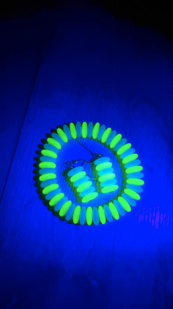 Hippe Uranium armband met oorbellen, Antiek en Kunst, Antiek | Glas en Kristal, Ophalen of Verzenden