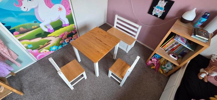 Kindertafel met stoeltjes en bankje, Kinderen en Baby's, Kinderkamer | Tafels en Stoelen, Gebruikt, Tafel(s) en Stoel(en), Ophalen