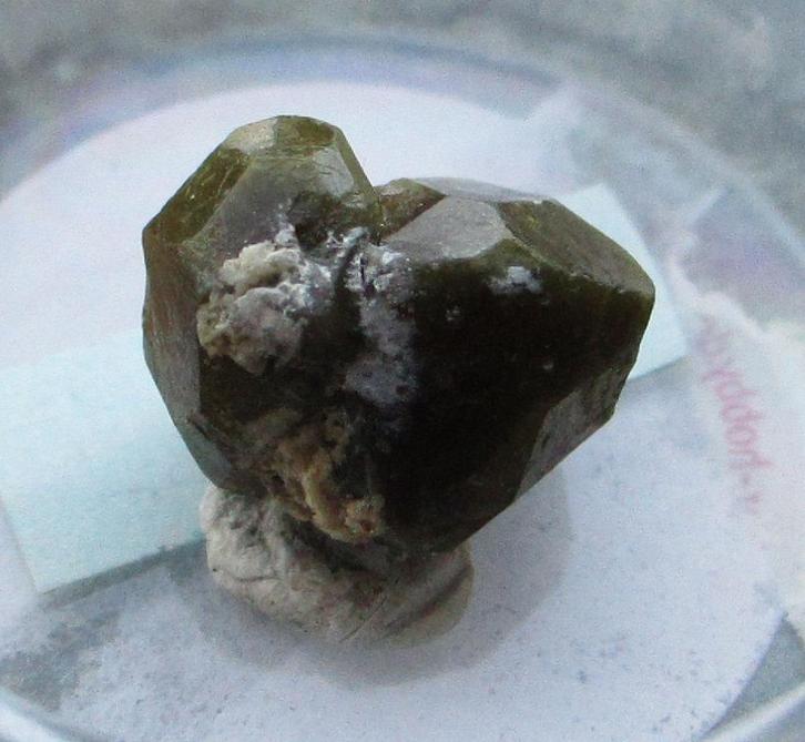 Apatiet kristal groen - micromount - natuurlijk gegroeid -, Verzamelen, Mineralen en Fossielen, Mineraal, Ophalen of Verzenden